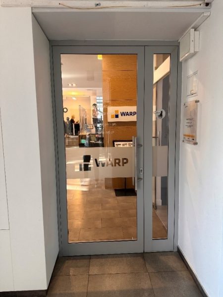 Zdjęcie przedstawia wejście do Biura Obsługi Klienta w budynku WARP