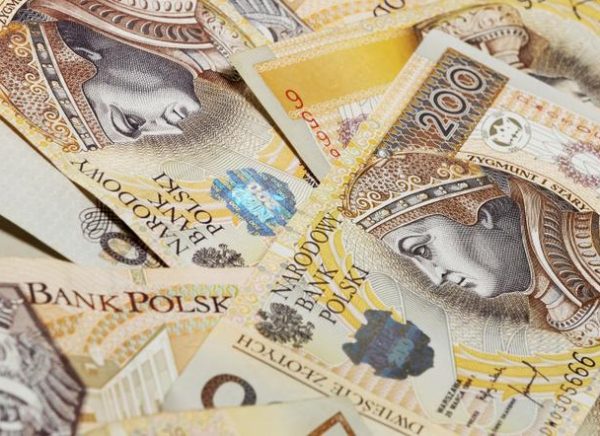 Zdjęcie przedstawiające rozsypane banknoty o nominale 200 złotych