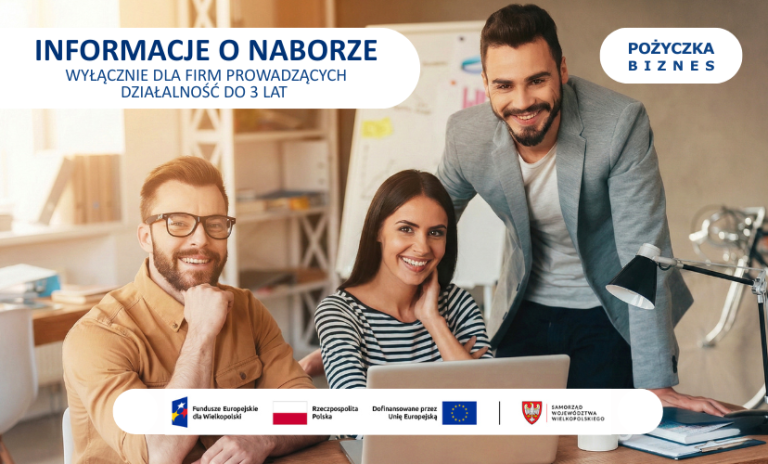 Grafika informacyjna z napisem „INFORMACJE O NABORZE - WYŁĄCZNIE DLA FIRM PROWADZĄCYCH DZIAŁALNOŚĆ DO 3 LAT” oraz logotypem „Pożyczka Biznes”. Zdjęcie przedstawia uśmiechnięty zespół osób w biurze. Na dole grafiki znajduje się biały pasek z logotypami: Fundusze Europejskie dla Wielkopolski, Rzeczpospolita Polska, Dofinansowane przez Unię Europejską oraz Samorząd Województwa Wielkopolskiego.