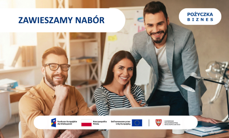 Grafika informacyjna z napisem „ZAWIESZAMY NABÓR” oraz logotypem „Pożyczka Biznes”. Zdjęcie przedstawia uśmiechnięty zespół osób pracujących przy laptopie w biurze. Na dole grafiki znajduje się biały pasek z logotypami: Fundusze Europejskie dla Wielkopolski, Rzeczpospolita Polska, Dofinansowane przez Unię Europejską oraz Samorząd Województwa Wielkopolskiego.