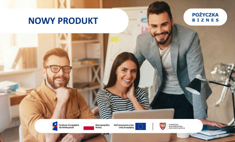 Trzy uśmiechnięte osoby pracujące w biurze. W górnych rogach grafiki znajdują się napisy: „NOWY PRODUKT” oraz „POŻYCZKA BIZNES”. Na dole widoczne są logotypy funduszy europejskich, Rzeczpospolita Polski, Dofinansowane przez Unię Europejską oraz Samorząd Województwa Wielkopolskiego.