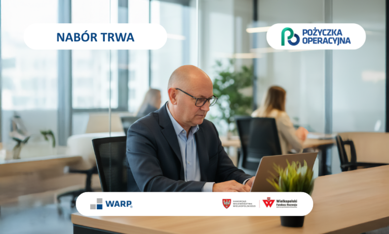 Grafika informacyjna przedstawiająca mężczyznę w okularach i garniturze pracującego przy laptopie w nowoczesnym biurze. Na obrazku znajdują się napisy w języku polskim: „NABÓR TRWA” oraz „POŻYCZKA OPERACYJNA”. W dolnej części widoczne są logotypy instytucji: WARP (Wielkopolska Agencja Rozwoju Przedsiębiorczości), Samorządu Województwa Wielkopolskiego oraz Wielkopolskiego Funduszu Rozwoju.