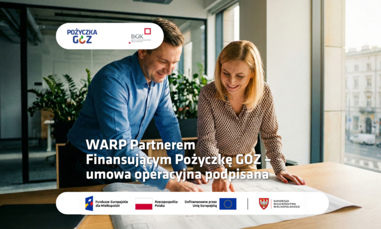 Baner informacyjny. Uśmiechnięci kobieta i mężczyzna w biurze pochylają się nad projektami leżącymi na biurku. Tekst: WARP Partnerem Finansującym Pożyczkę GOZ – umowa operacyjna podpisana. Logotypy: Pożyczka GOZ, BGK, Fundusze Europejskie dla Wielkopolski, Rzeczpospolita Polska, Dofinansowane przez Unię Europejską, Samorząd Województwa Wielkopolskiego.
