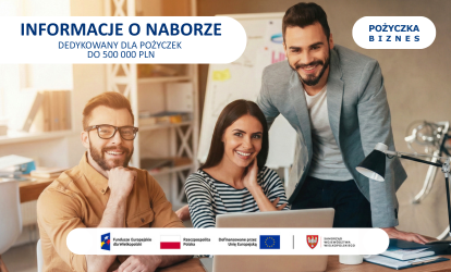 Na zdjęciu w tle widoczna jest trójka uśmiechniętych ludzi przy laptopie w biurze. Widnieję do góry napis ,,Informacje o naborze dedykowany dla pożyczek do 500 000 PLN". W prawym górnym rogu logotyp „POŻYCZKA BIZNES”. Dolną część grafiki zajmuje biały pasek z logotypami: Fundusze Europejskie dla Wielkopolski, Rzeczpospolita Polska, Dofinansowane przez Unię Europejską oraz Samorządu Województwa Wielkopolskiego.