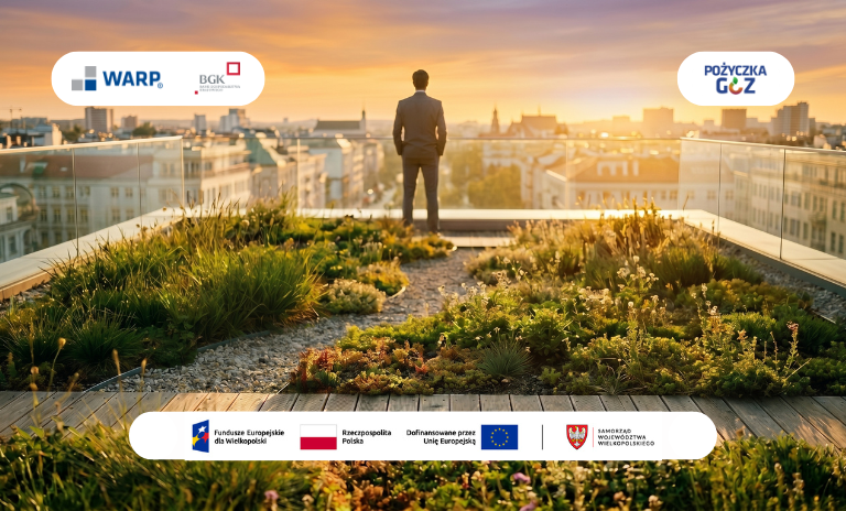 Grafika przedstawiająca mężczyznę w garniturze stojącego tyłem na nowoczesnym, zielonym tarasie widokowym i patrzącego na panoramę miasta o zachodzie słońca. Na obrazku umieszczono logotypy: w lewym górnym rogu WARP oraz BGK, w prawym górnym rogu „Pożyczka GOZ”, a na dole białą belkę z logotypami Funduszy Europejskich dla Wielkopolski, Rzeczypospolitej Polskiej, Dofinansowane przez Unię Europejską oraz Samorządu Województwa Wielkopolskiego.