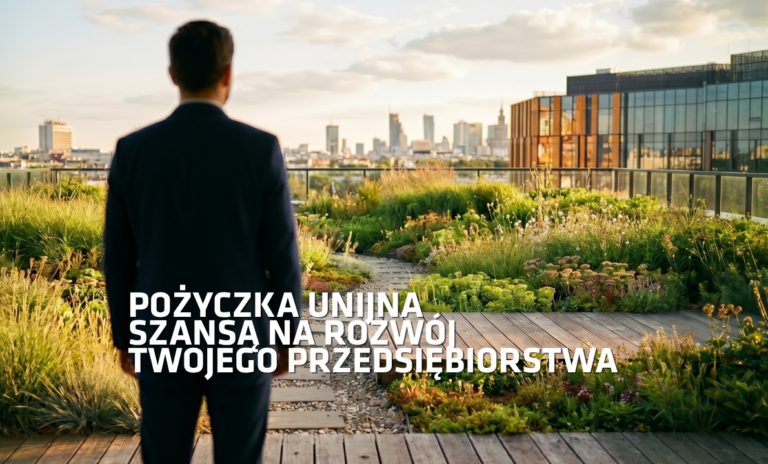 Zdjęcie przedstawiające mężczyznę w ciemnym garniturze, stojącego tyłem na nowoczesnym tarasie widokowym pełnym zieleni i ozdobnych traw. Mężczyzna patrzy w stronę widocznej w oddali panoramy miasta z wieżowcami. Na grafice umieszczono duży, biały napis: „POŻYCZKA UNIJNA SZANSA NA ROZWÓJ TWOJEGO PRZEDSIĘBIORSTWA”.