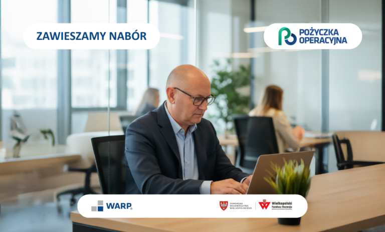 Grafika z napisem „Zawieszamy nabór” oraz logo Pożyczka Operacyjna. W tle mężczyzna w garniturze pracujący przy laptopie w biurze. U dołu logotypy: WARP, Samorząd Województwa Wielkopolskiego i Wielkopolski Fundusz Rozwoju.
